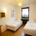 Gartenfewo Mit 2 Schlafzimmern Und 2 Wlan Homeofficeplaetzen Waschtrockner Sowie Smart-tv Und Kostenlose Parkplaetze 公寓 Bad Wünnenberg