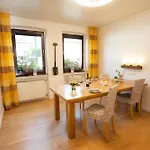 Gartenfewo Mit 2 Schlafzimmern Und 2 Wlan Homeofficeplaetzen Waschtrockner Sowie Smart-tv Und Kostenlose Parkplaetze 公寓