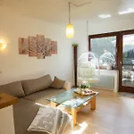 Gartenfewo Mit 2 Schlafzimmern Und 2 Wlan Homeofficeplaetzen Waschtrockner Sowie Smart-tv Und Kostenlose Parkplaetze