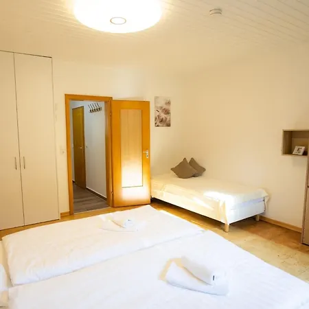Gartenfewo Mit 2 Schlafzimmern Und 2 Wlan Homeofficeplaetzen Waschtrockner Sowie Smart-tv Und Kostenlose Parkplaetze Bad Wünnenberg