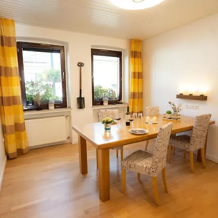 Gartenfewo Mit 2 Schlafzimmern Und 2 Wlan Homeofficeplaetzen Waschtrockner Sowie Smart-tv Und Kostenlose Parkplaetze Lejlighed