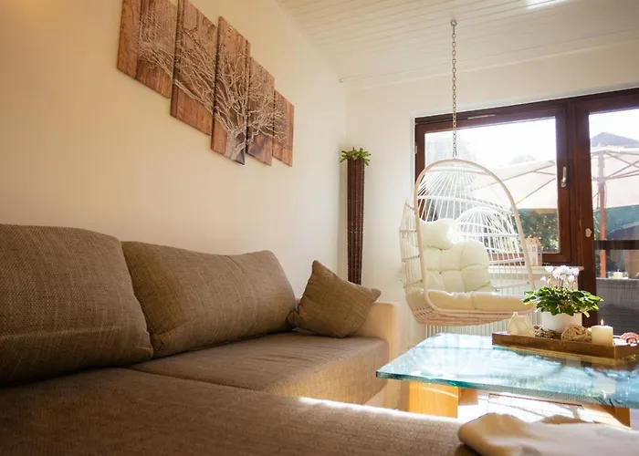 アパート Gartenfewo Mit 2 Schlafzimmern Und 2 Wlan Homeofficeplaetzen Waschtrockner Sowie Smart-tv Und Kostenlose Parkplaetze